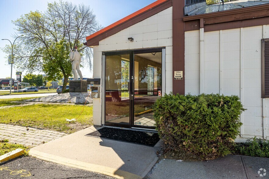 More Photos Of 3350 Boul Des Sources, Dollard-des-Ormeaux Storefront Retail Office For Lease