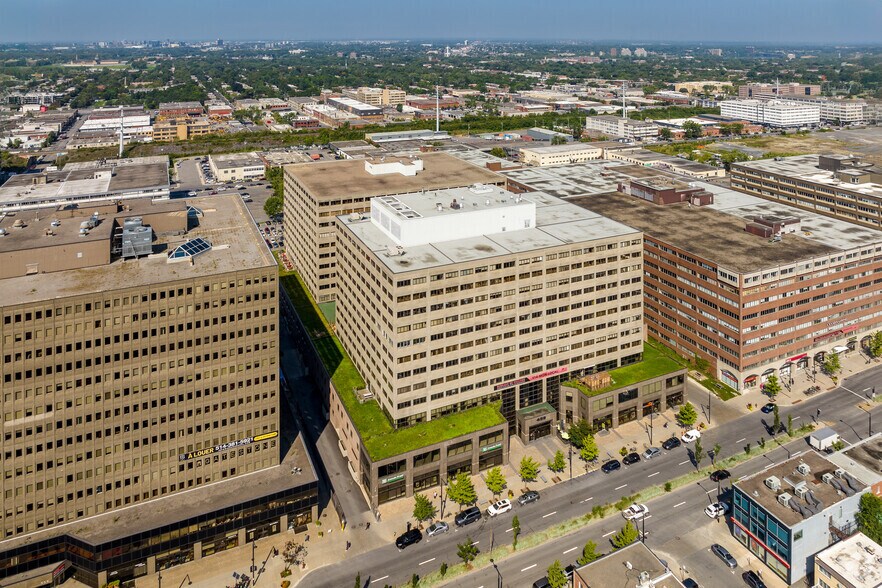 More Photos Of 433 Rue Chabanel O, Montréal Office For Lease