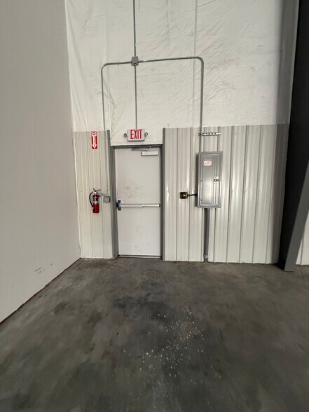 More Photos Of 9198 Ulmerton Rd, Largo Industrial For Lease