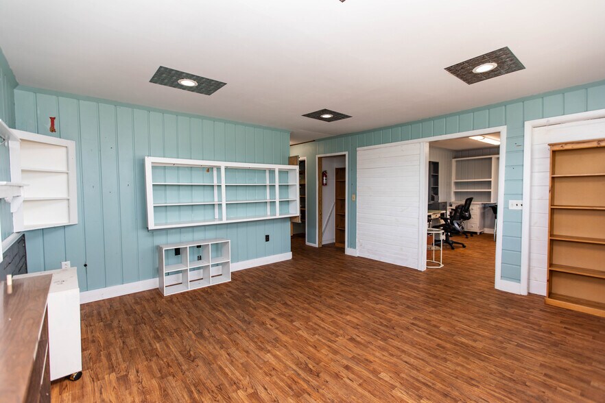 More Photos Of 308 Dale Dr, Montfort General Retail For Lease