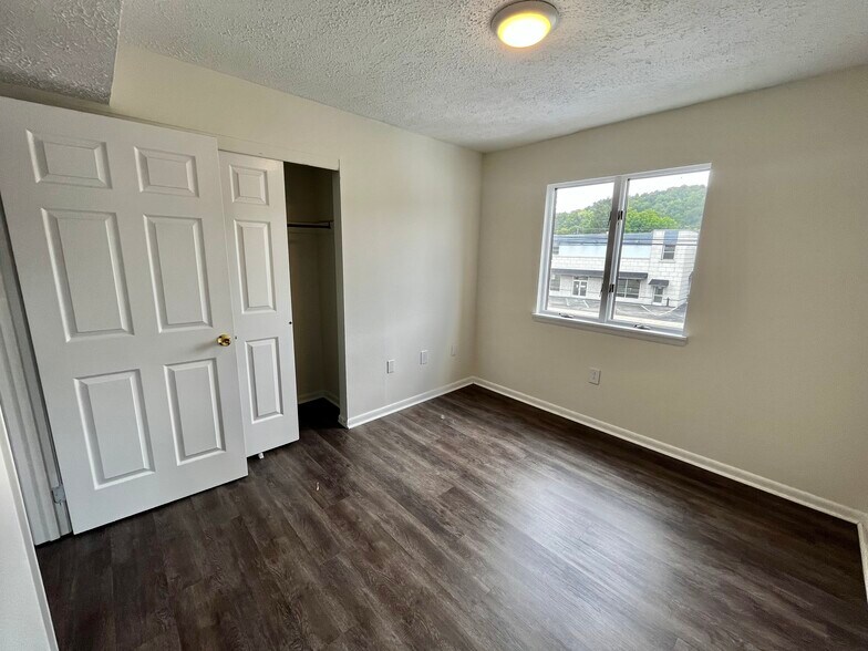 More Photos Of 1500-1508 Lincoln Way, McKeesport Storefront Retail Residential For Sale