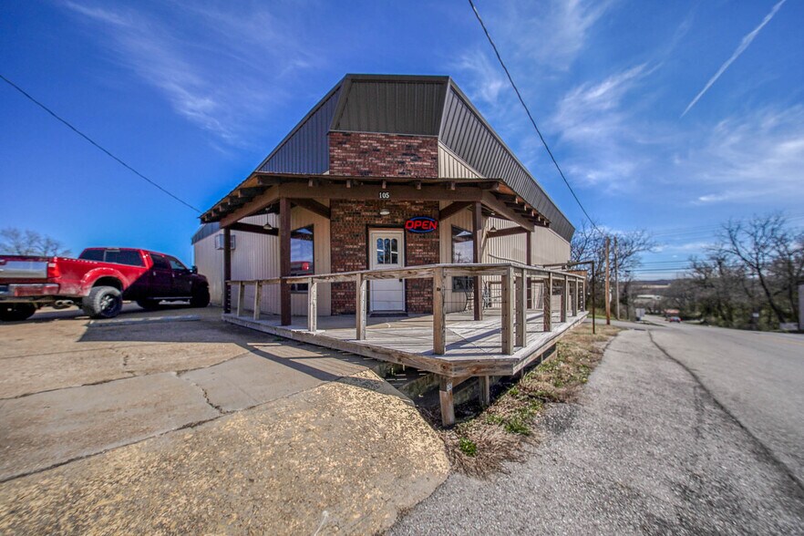 Primary Photo Of 105 E Walnut St, Houston Freestanding For Sale