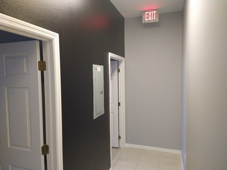 More Photos Of 17703 Hunting Bow Cir, Lutz Office For Lease