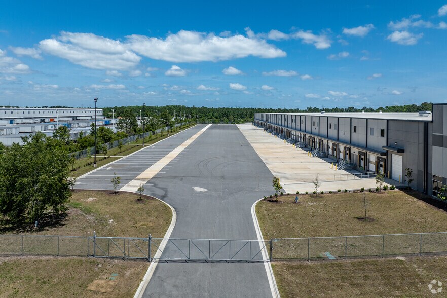 More Photos Of 2983 Faye Rd, Jacksonville Warehouse For Lease