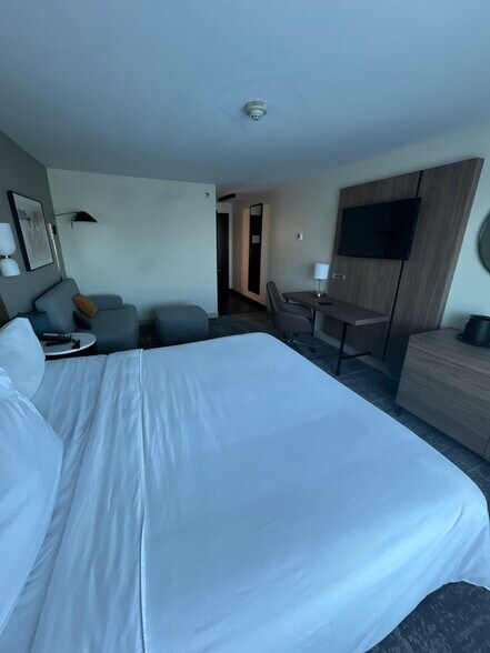 More Photos Of 7611 Katy Fwy, Houston Hotel For Sale