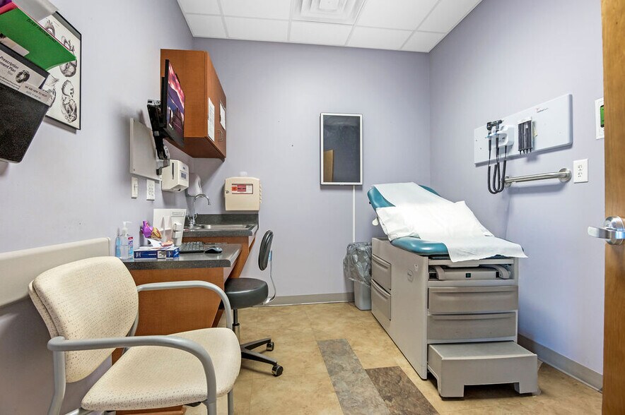 More Photos Of 4275 Western Blvd, Jacksonville Medical For Sale