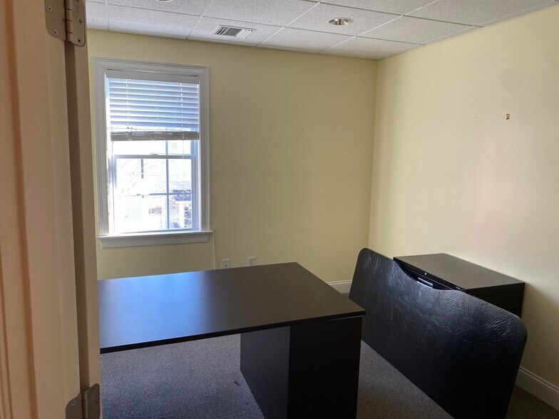 More Photos Of 7 Main St, North Kingstown Storefront Retail Office For Lease