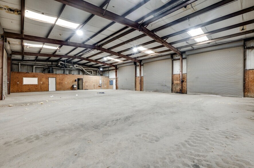 More Photos Of 421 Compton Ave, Irving Warehouse For Lease