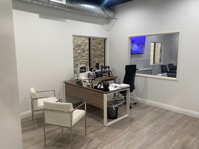 More Photos Of 6930 Owensmouth Ave, Canoga Park Office For Lease