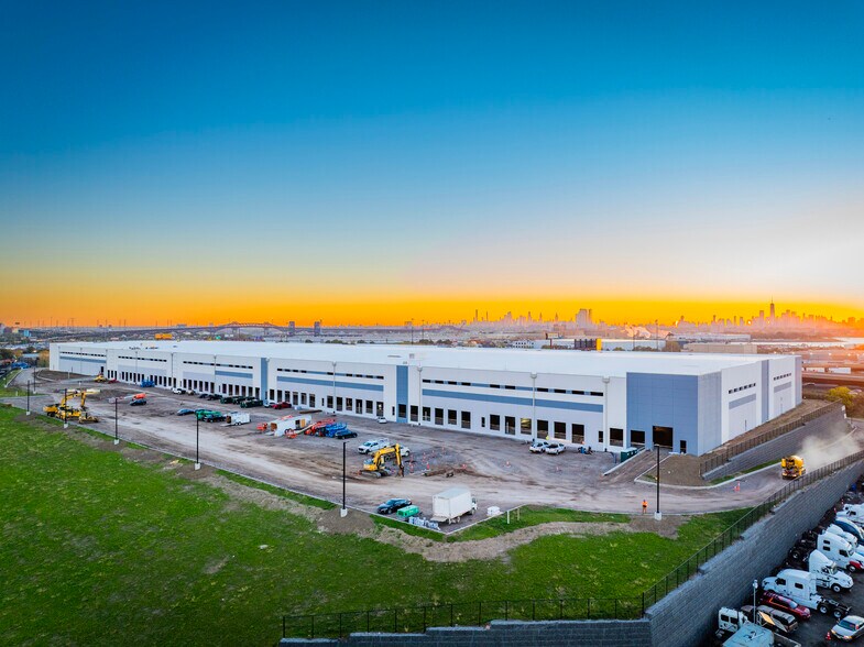 More Photos Of 105-161 Hyatt Ave, Newark Distribution For Lease