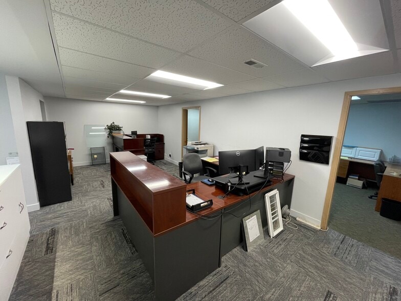 More Photos Of 12521 Evergreen Dr, Mukilteo Warehouse For Lease