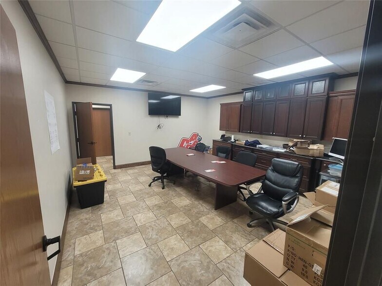 More Photos Of 912 Messenger Ln, Moore Warehouse For Sale