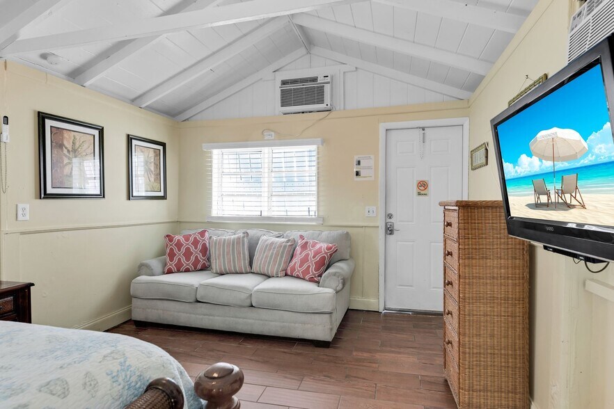More Photos Of 243 61st St, Marathon Hotel For Sale