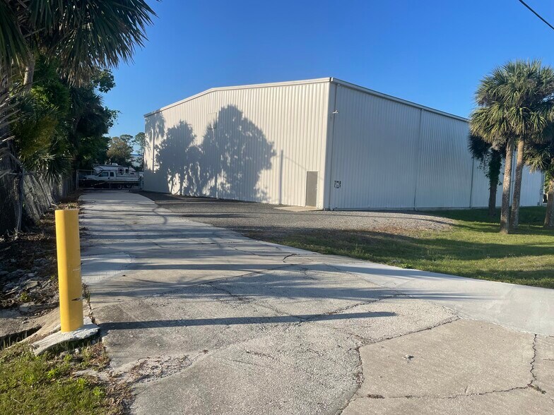 More Photos Of 2393 Bellevue Avenue Ext, Daytona Beach Self Storage For Lease
