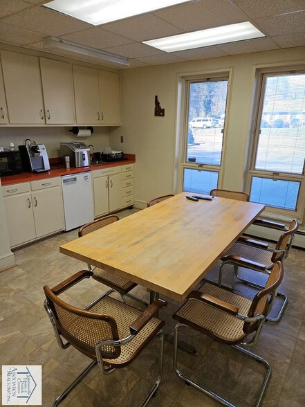 More Photos Of 2611 Riverside Dr, Bassett Office For Sale