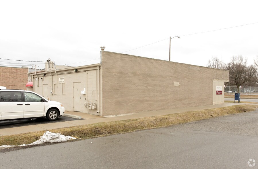 More Photos Of 27301-27309 5 Mile Rd, Redford Unknown For Lease
