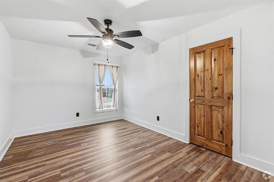 More Photos Of 1006 Frost Ave, Driftwood Loft Creative Space For Sale