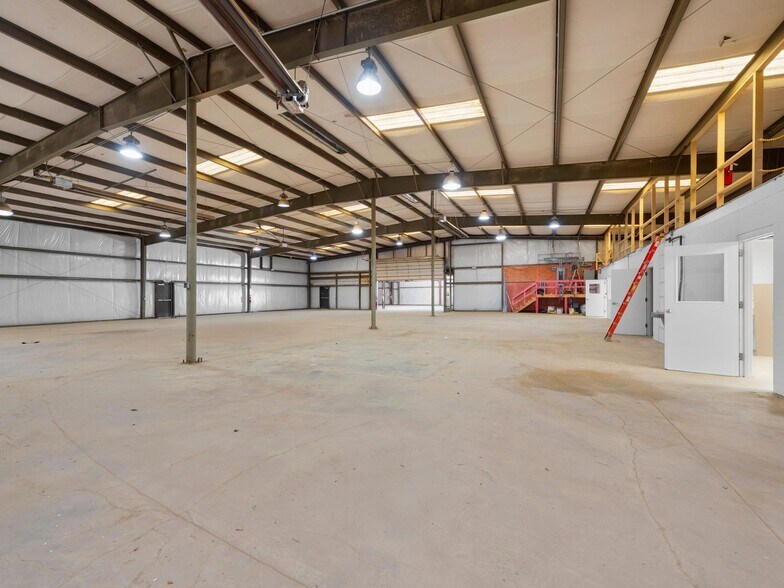 More Photos Of 93 Thompson St, Asheville Manufacturing For Lease
