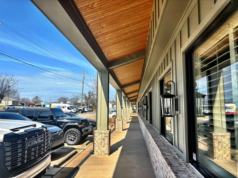 More Photos Of 101 Lochlyn Pl, Bonaire Storefront For Sale