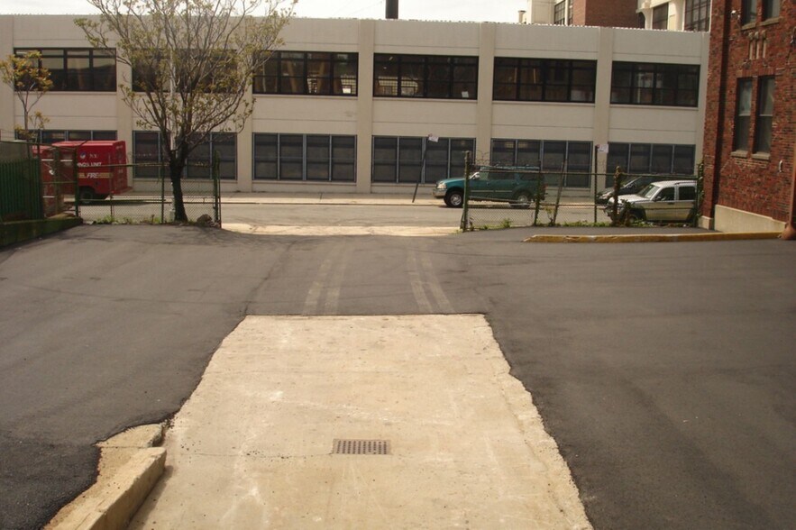 More Photos Of 4809 34th St, Long Island City Service For Lease