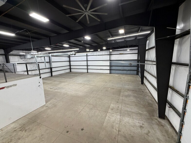 More Photos Of 1112 Applewood Dr, Papillion Warehouse For Sale