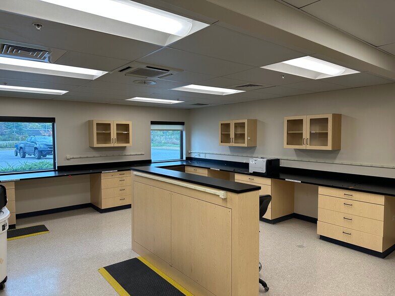 More Photos Of 14 Washington Ave, Scarborough Flex For Sale