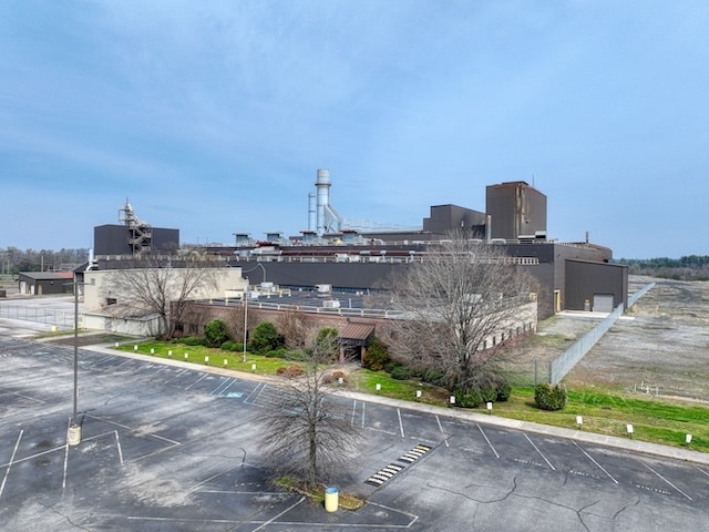 More Photos Of 134 Waupaca Dr, Etowah Manufacturing For Sale