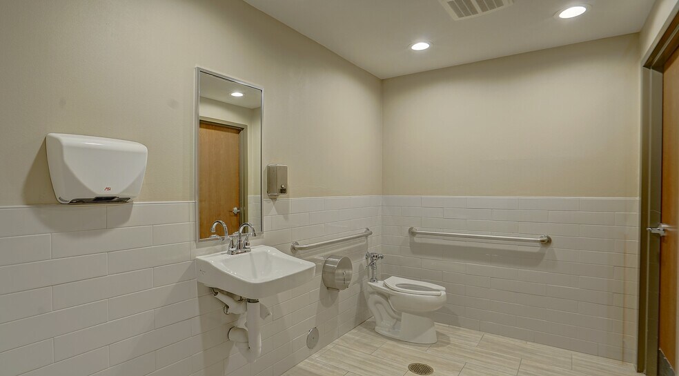 More Photos Of 3230 Interstate 30, Mesquite Medical For Lease