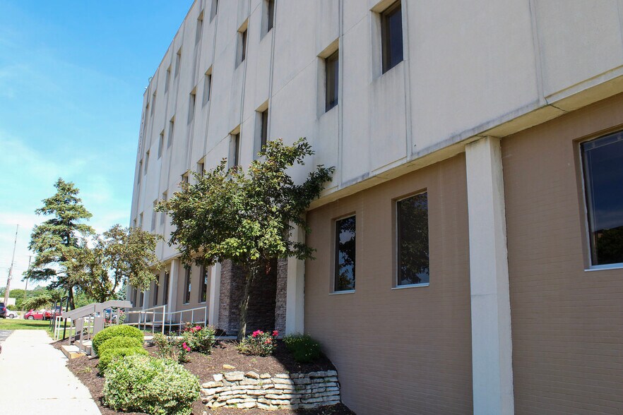 More Photos Of 4755 Kingsway Dr, Indianapolis Office For Lease