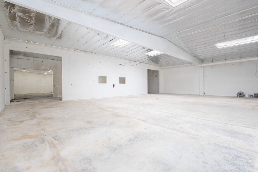 More Photos Of 2703 Southwest Dr, Los Angeles Warehouse For Lease