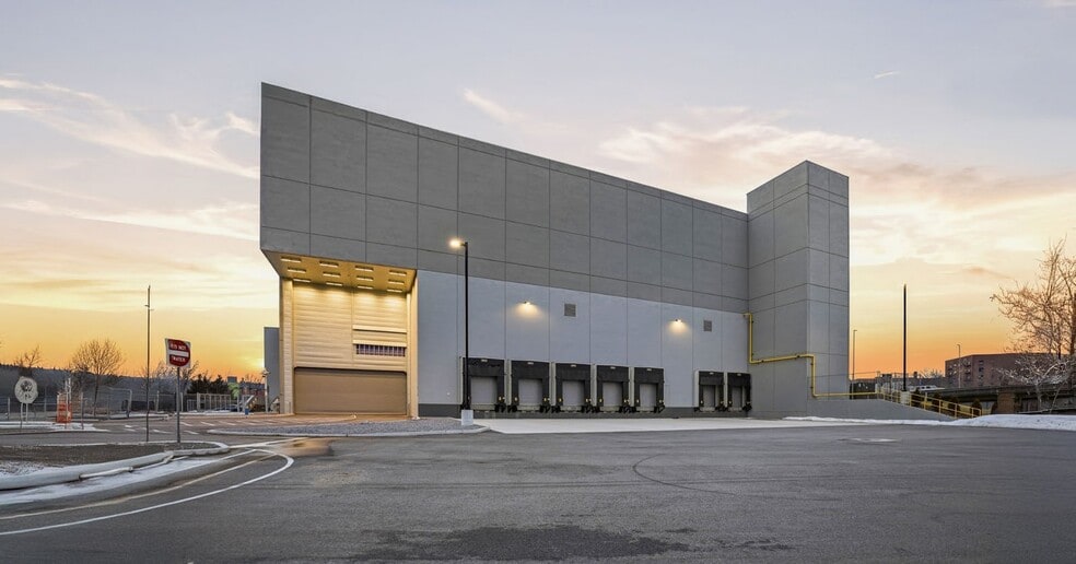 Primary Photo Of 28-10 Whitestone Expy, Flushing Warehouse For Lease