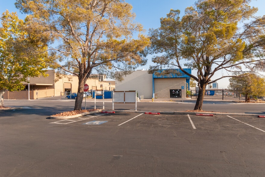 More Photos Of 4275 W Bell Dr, Las Vegas Light Manufacturing For Lease