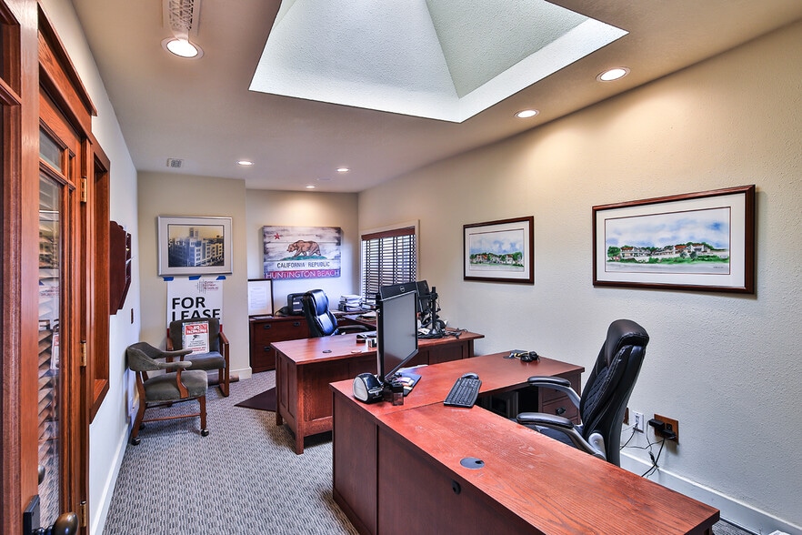 More Photos Of 412-414 Walnut Ave, Huntington Beach Storefront For Sale