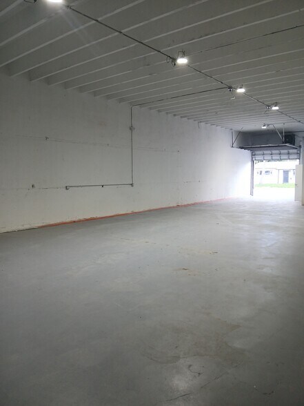 More Photos Of 116-124 NE 183rd St, Miami Warehouse For Lease