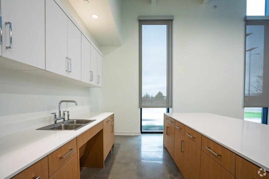 More Photos Of 2200-2300 SE Loop 820 Hwy, Fort Worth Unknown For Lease