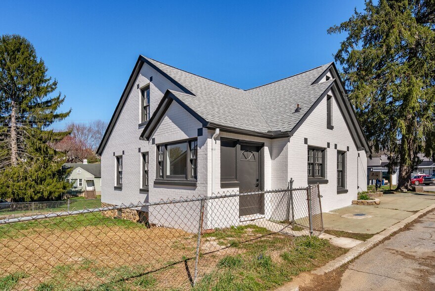 More Photos Of 720 Main st, Canton Bank For Lease