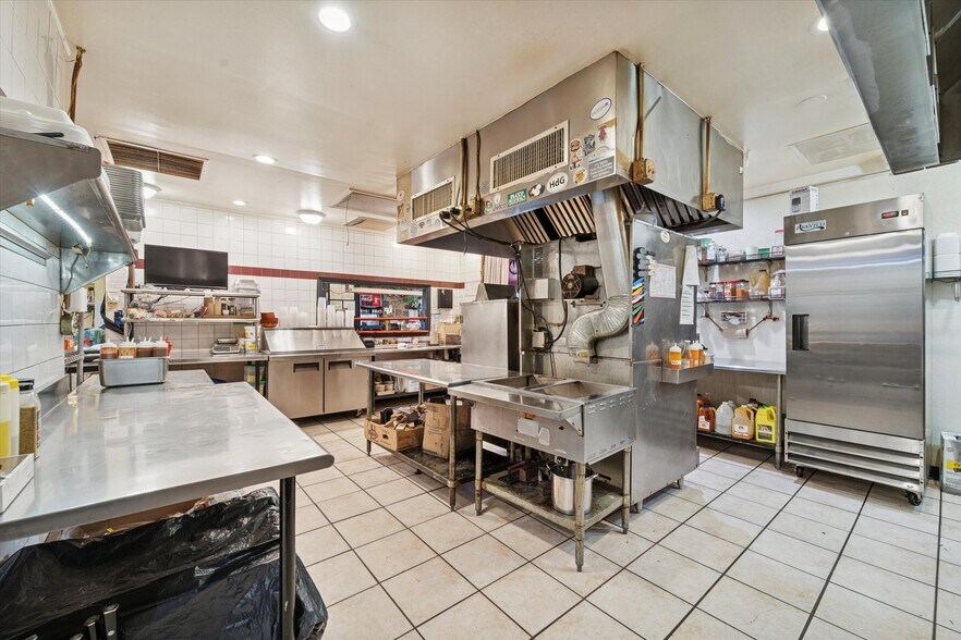More Photos Of 265 E Township Line Rd, Upper Darby Township Restaurant For Sale