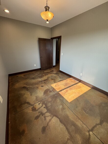 More Photos Of 2976 73rd St, Atkins Flex For Lease