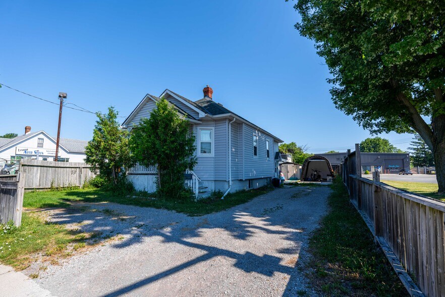 More Photos Of 735 Ontario St, Sarnia Auto Dealership For Sale