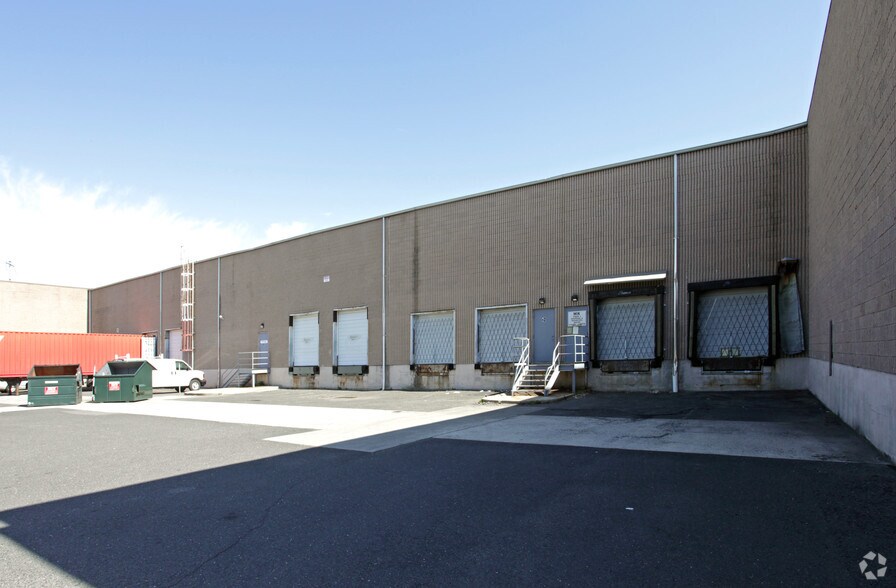 More Photos Of 301 Penhorn Ave, Secaucus Warehouse For Lease