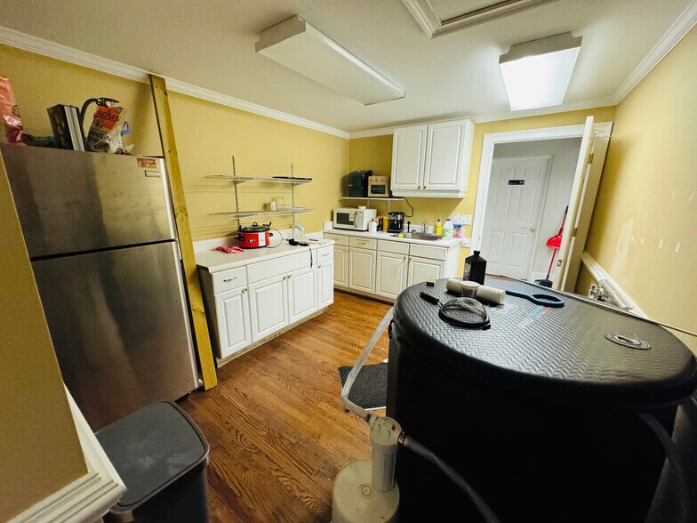 More Photos Of 732 W Taylor St, Griffin General Retail For Sale