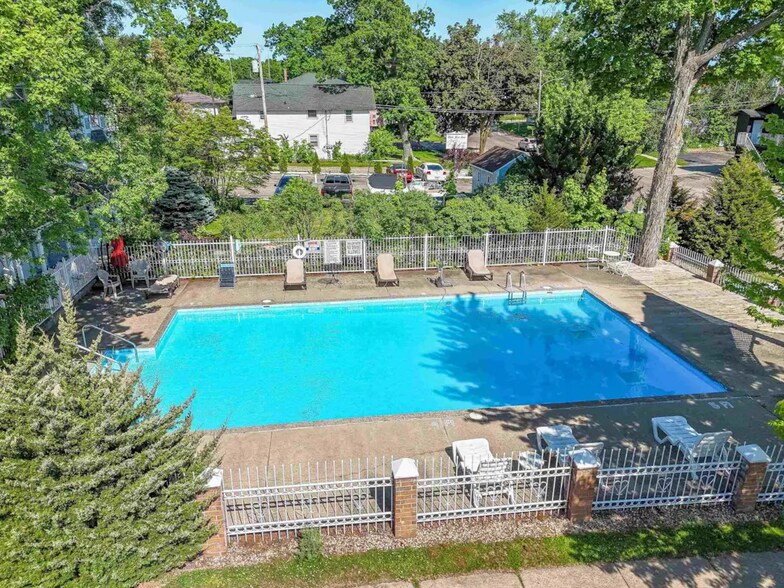 More Photos Of 211 Wisconsin Ave, Wisconsin Dells Hotel For Sale