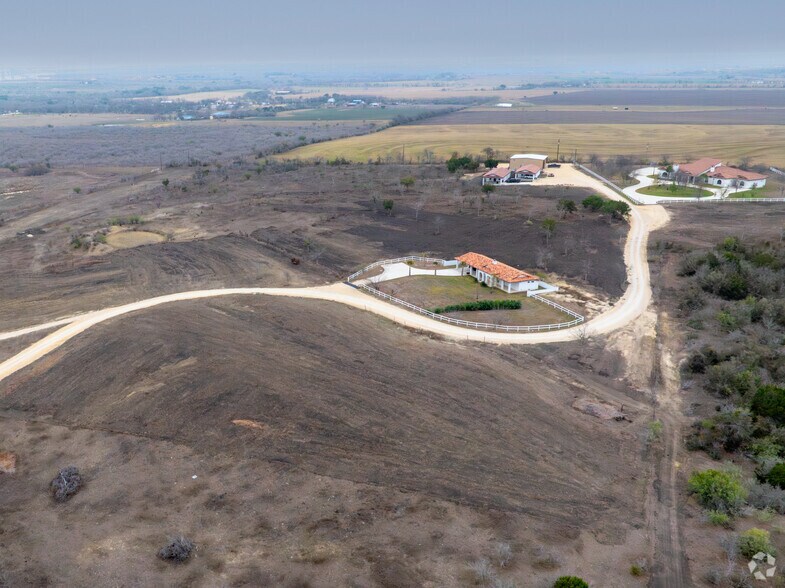 More Photos Of 8081 Old Bastrop Rd, New Braunfels Warehouse For Lease