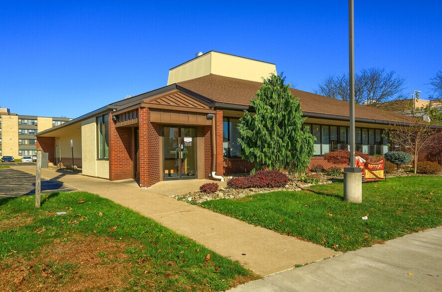 More Photos Of 100 W Washington St, New Castle Restaurant For Lease