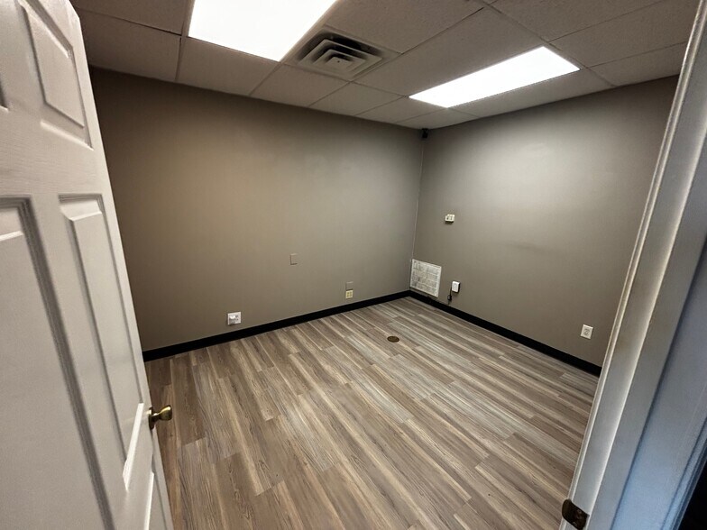 More Photos Of 565 E New Circle Rd, Lexington Storefront Retail Office For Lease