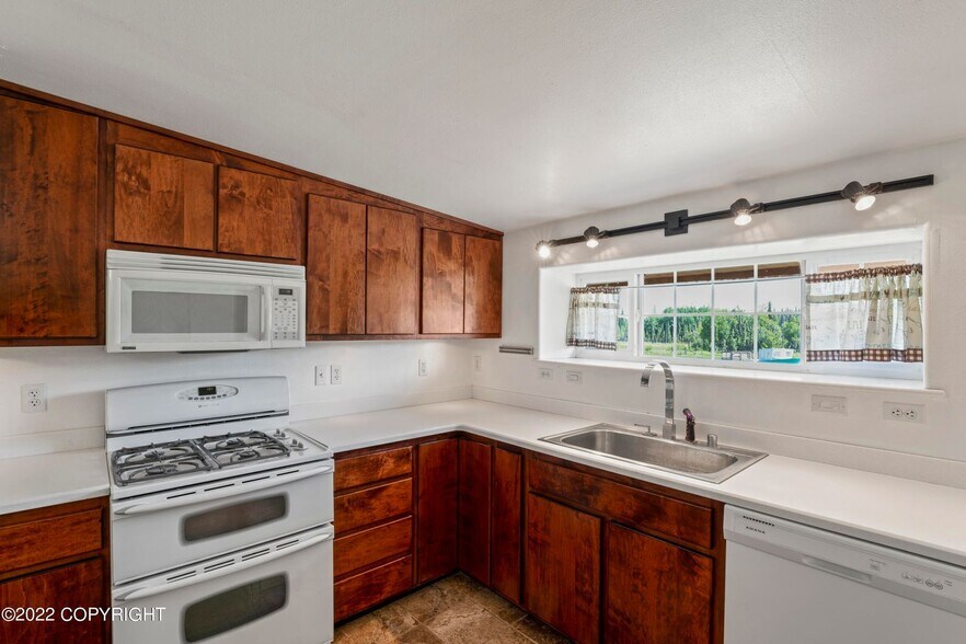 More Photos Of 36142 Pine St, Soldotna Light Manufacturing For Sale