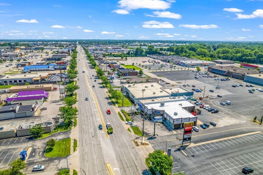 More Photos Of 504 E Lewis and Clark Pky, Clarksville Freestanding For Lease