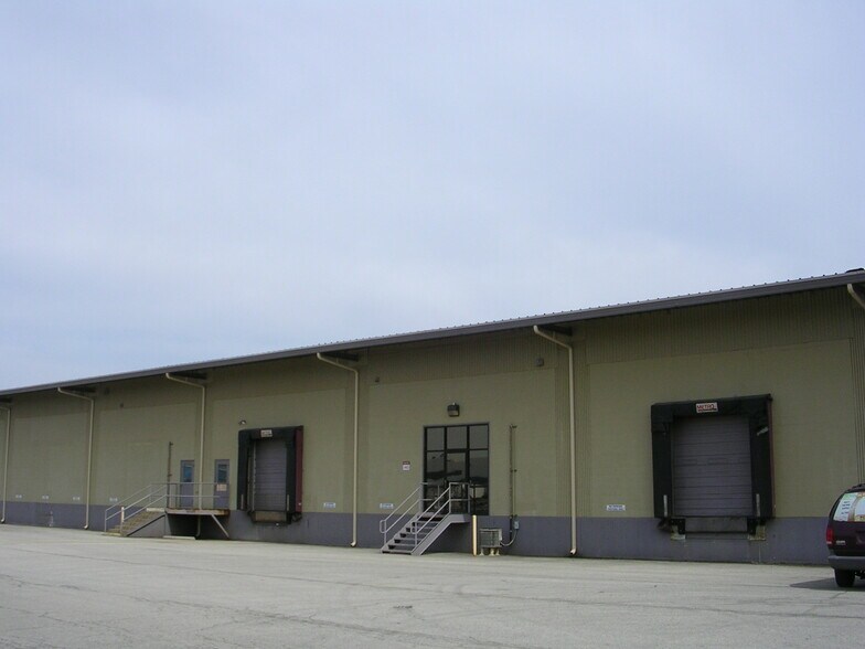 More Photos Of 7625 National Tpke, Louisville Warehouse For Lease