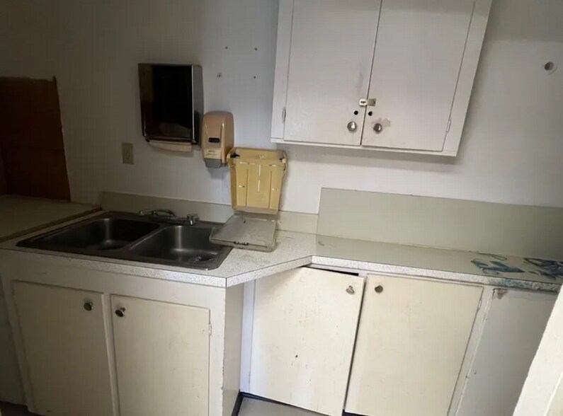 More Photos Of 569 Bear Dr, Timpson Medical For Sale