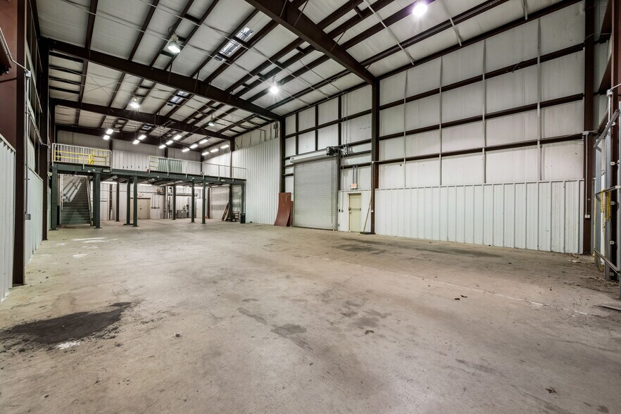 More Photos Of 901 W 18th St, Houston Warehouse For Sale